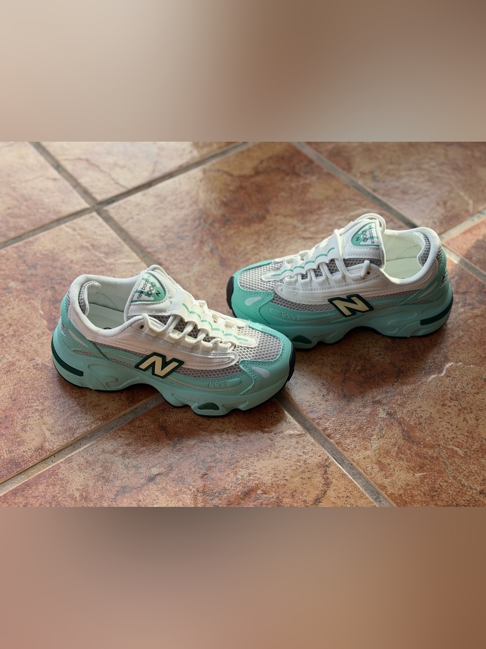 Size 4 Men’s And Women’s 5.5 New Balance 1000 Turquoise Blue & White